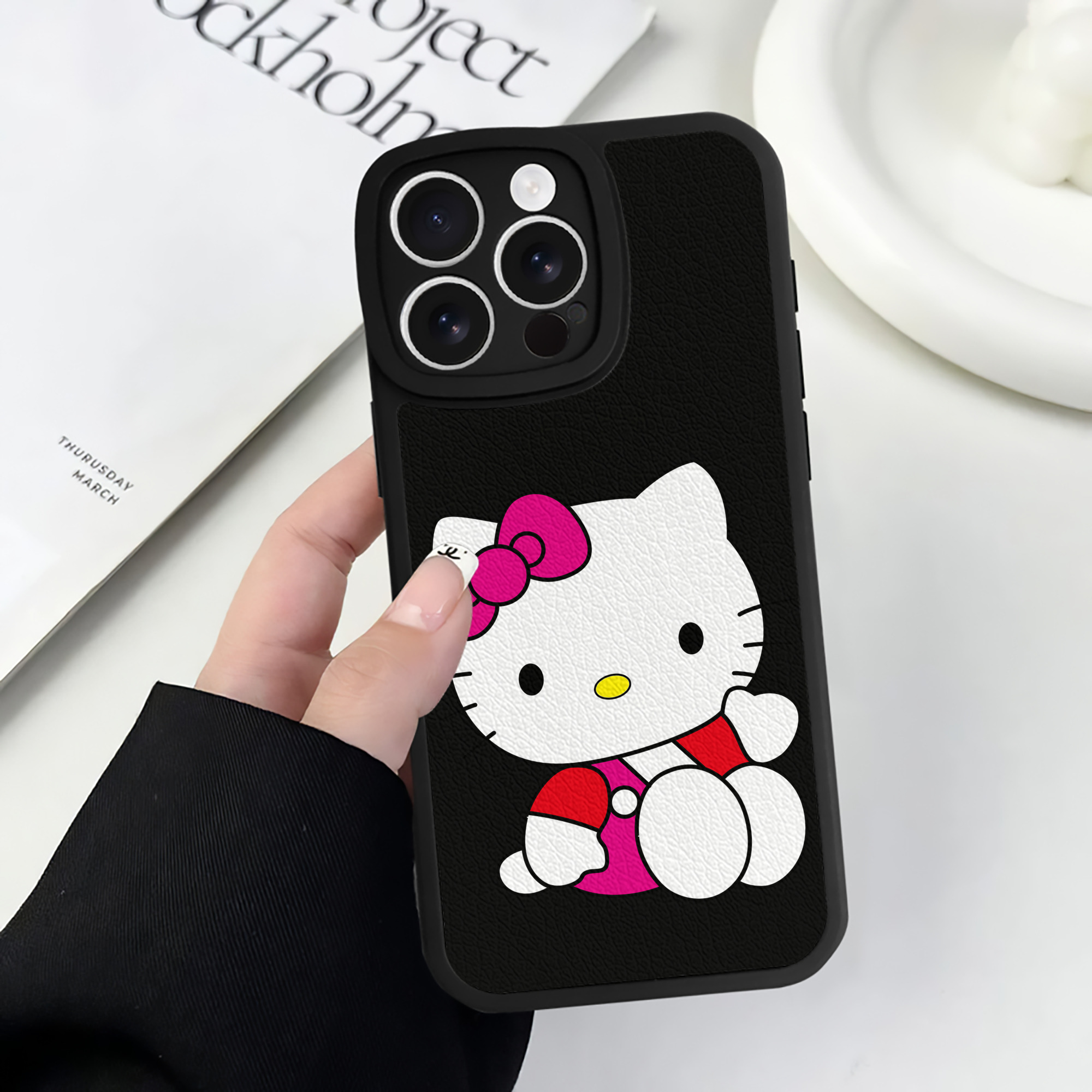 （画像用） Hello Kitty ハローキティ 【iPhone 16シリーズ対応】シリコンスマホケース（レザー調） 材質：シリコン